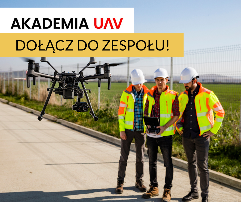 Kafelek - Akademia UAV. Trójka młodych ludzi w ubraniach ochronnych sterująca dronem