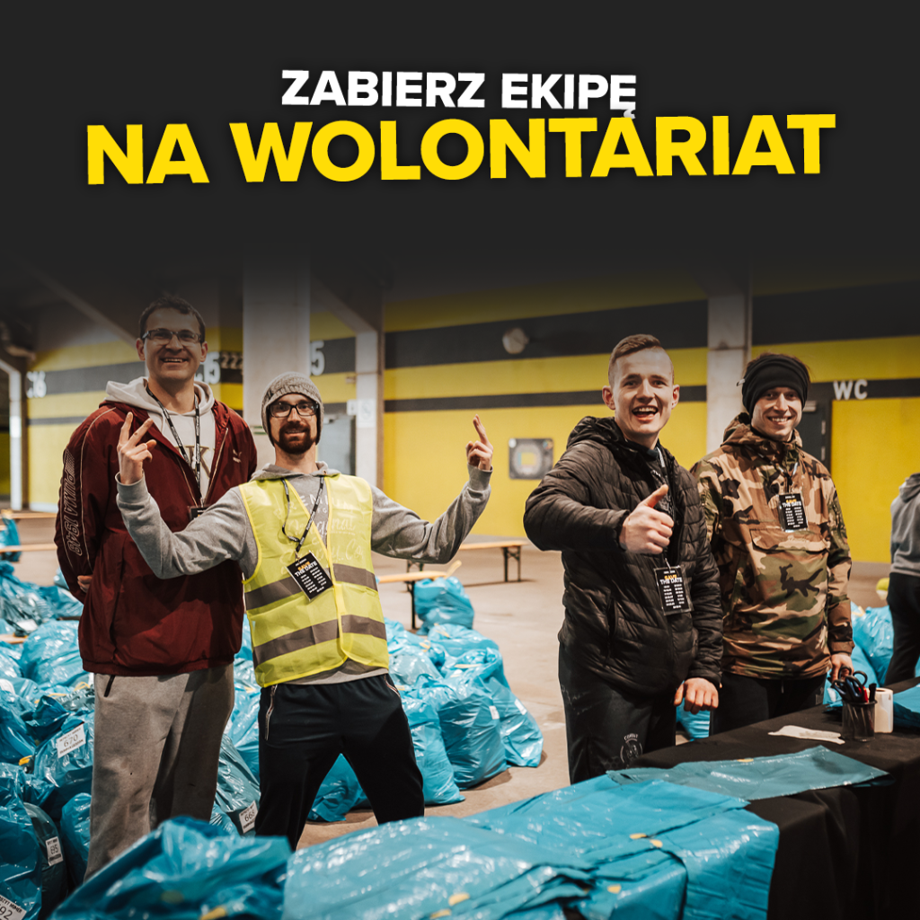 grafika reklamująca wolontariat sportowy. Na zdjęciu widzimy 4 młodych uśmiechniętych ludzi, którzy sa w magazynie i pakują rzeczy w worki foliowe niebieskie. Panuje atmosfera radosna