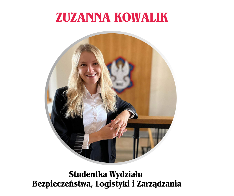 Ambasadorka Biura Karier Zuzanna Kowalik uśmiecha na tle loga Wojskowej Akademii Technicznej