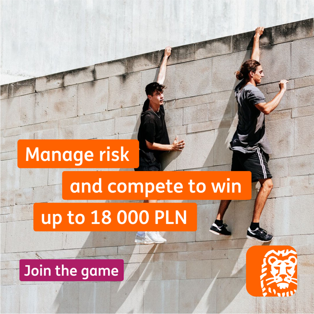 dwóch młodych chłopaków trzyma się za krawędź ściany jedna ręką. Sprawia się w rażenia jakby szli po krawędzi. na pierwszy plan wysuwa się napis na pomarańczowym tle Manage risk and compete to win up to 18 000 pln