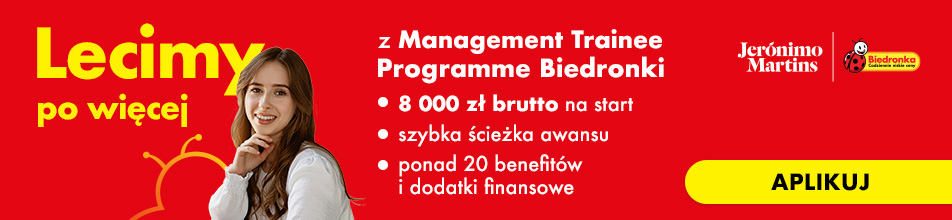 Reklama programu rekrutacyjnego Menagment Trainee Programeme Biedronki. Tło reklamy jest czerwone, a tekst jest w kolorze żółtym i białym. Na górze widnieje napis ,,Zagrajmy o więcej". Poniżej znajdują się informacje o programie: 8000 zł. brutto na start; szybka ścieżka awansu; ponad 20 benefitów i dodatków finansowych. Po lewej stronie reklamy znajduje się zdjęcie uśmiechniętej kobiety w młodej z długimi wlosami. NA dole reklamy jest żółty przycisk z napisem,,Aplikuj". 