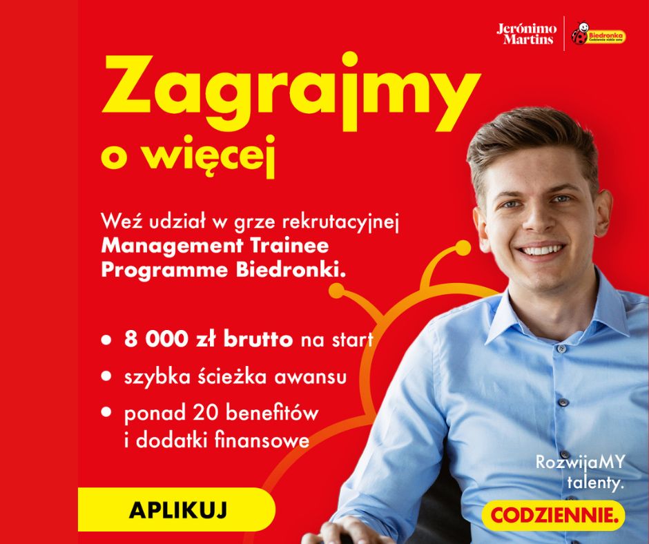 Reklama programu rekrutacyjnego Menagment Trainee Programeme Biedronki. Tło reklamy jest czerwone, a tekst jest w kolorze żółtym i białym. Na górze widnieje napis ,,Zagrajmy o więcej". Poniżej znajdują się informacje o programie: 8000 zł. brutto na start; szybka ścieżka awansu; ponad 20 benefitów i dodatków finansowych. Po prawej stronie reklamy znajduje się zdjęcie uśmiechniętego menżczyzny w niebieskiej koszuli. NA dole reklamy jest żółty przycisk z napisem,,Aplikuj". W prawym górnym rogu znajduje się napis ,,Rozwijajmy talenty codziennie"