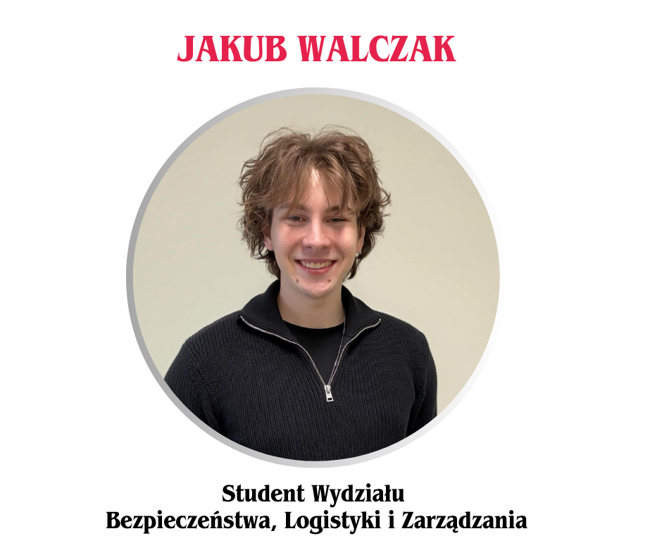 Zdjęcie młodego chłopaka na tle ściany w drewnie z godłem Wojskowej Akademii Technicznej w Warszawie. Grafika jest w kole. opis grafiki: Jakub Walczak, student Wydziału  Bezpieczeństwa, Logistyki i Zarządzania.