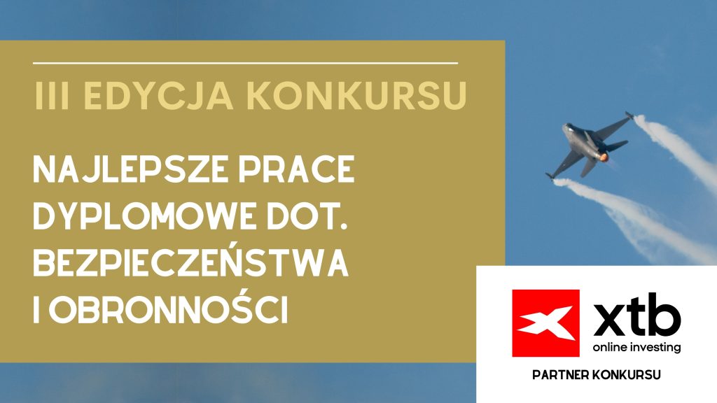 Na zdjęciu znajduje się plakat promujący III edycję konkursu na najlepsze prace dyplomowe dotyczące bezpieczeństwa i obronności. W tle widoczny jest samolot odrzutowy na niebieskim niebie, a obok niego logo ,,xtb online trading" z napisem ,,Partner konkursu". Tekst na plakacie informuje o konkursie i jego tematyce. Po lewej stronie znajduje się , który wspomina o terminie nadsyłania prac do 20 grudnia 2024 r. oraz o ogłoszeniu wyników do 28 lutego 2025 r.