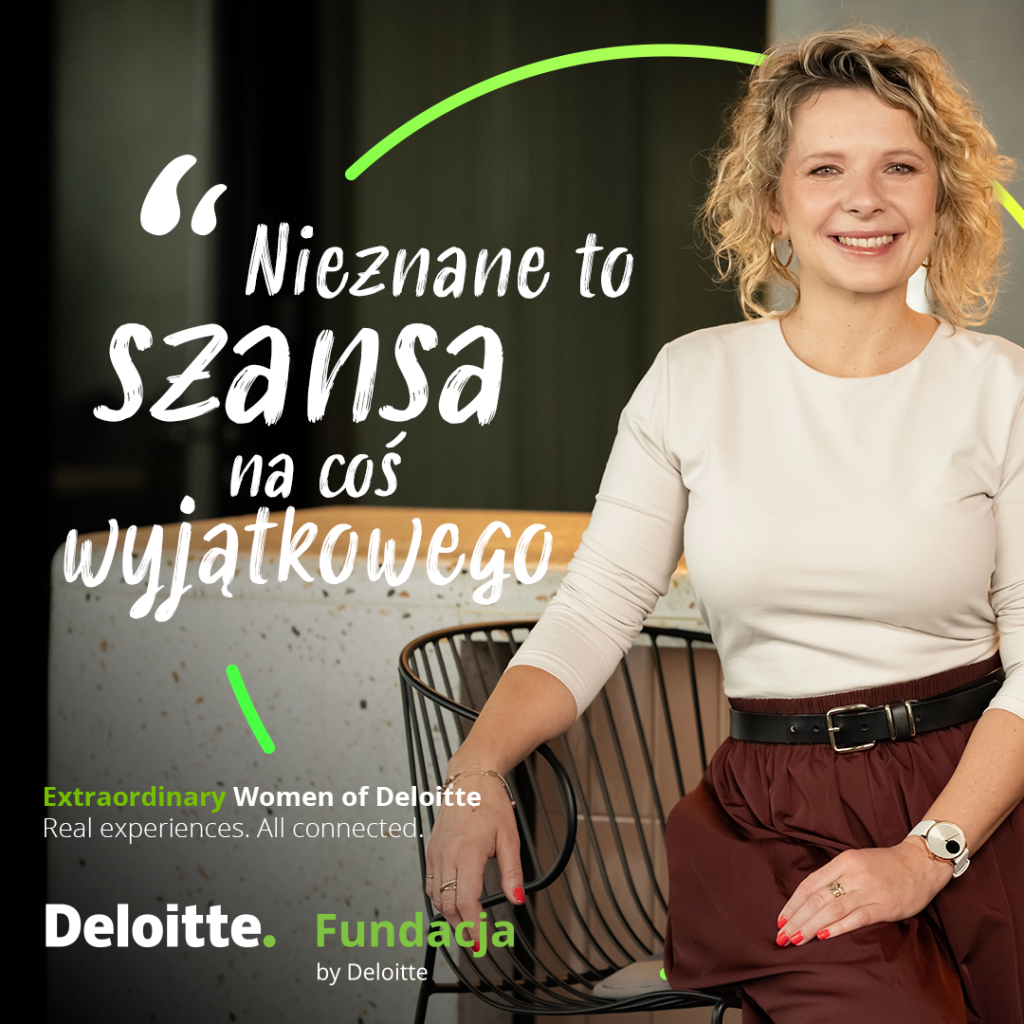 Kobieta siedzi na krześle. Uśmiecha się. Na grafice są napisy: ,,Nieznane to szansa na coś wyjątkowego". Extraordinary Women of Deloitte. Real experiens. All connected. Deloitte. Fundacja by Deloitte.