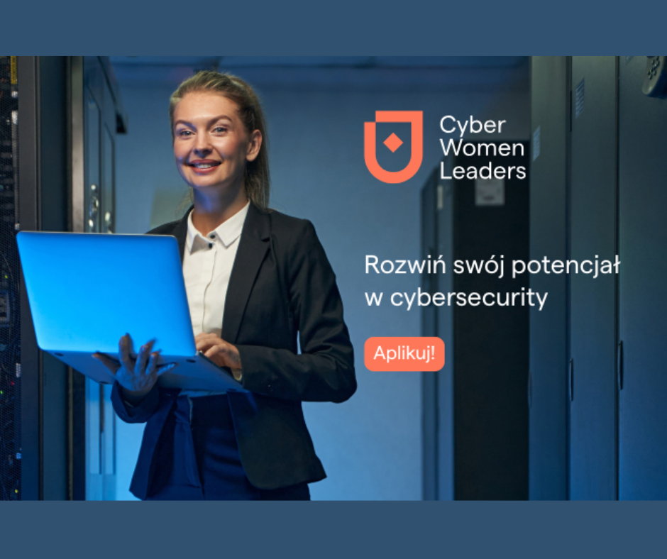 Młoda kobieta w garniturze trzymająca laptopa na tle serwerowni