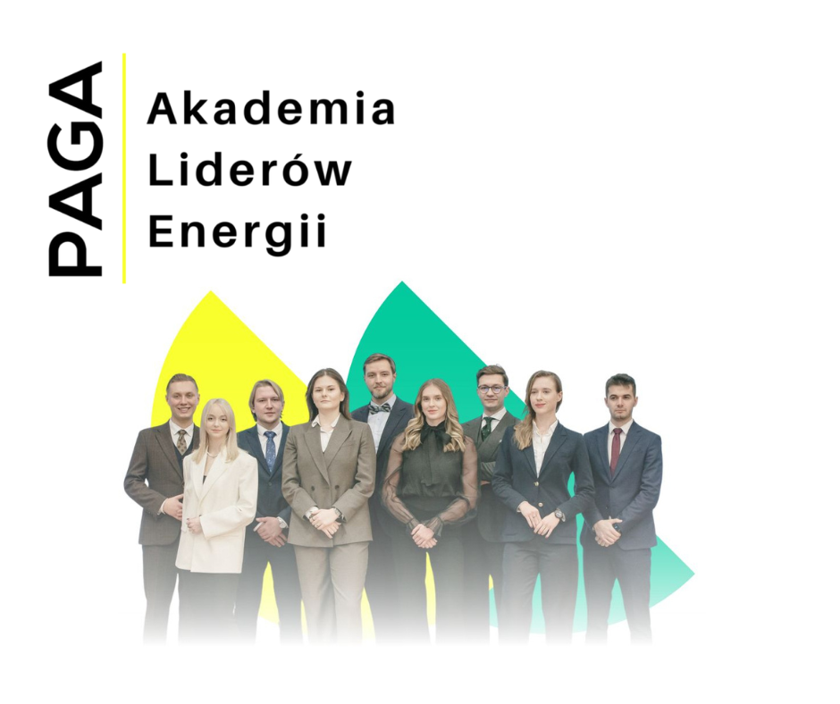 Grupa ludzi, mężczyzn i kobiet stoją w grupie przodem, uśmiechają się. Napisy na grafice: PAGA Akademia Liderów Energii