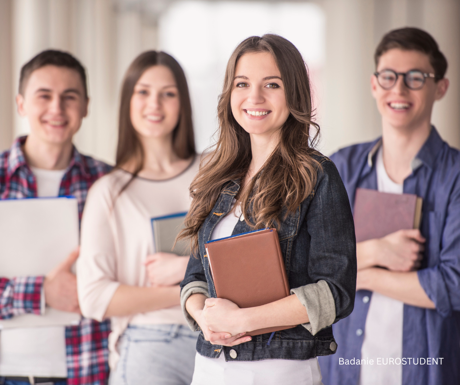 Na zdjęciu znajdują się 4 osoby - studenci.