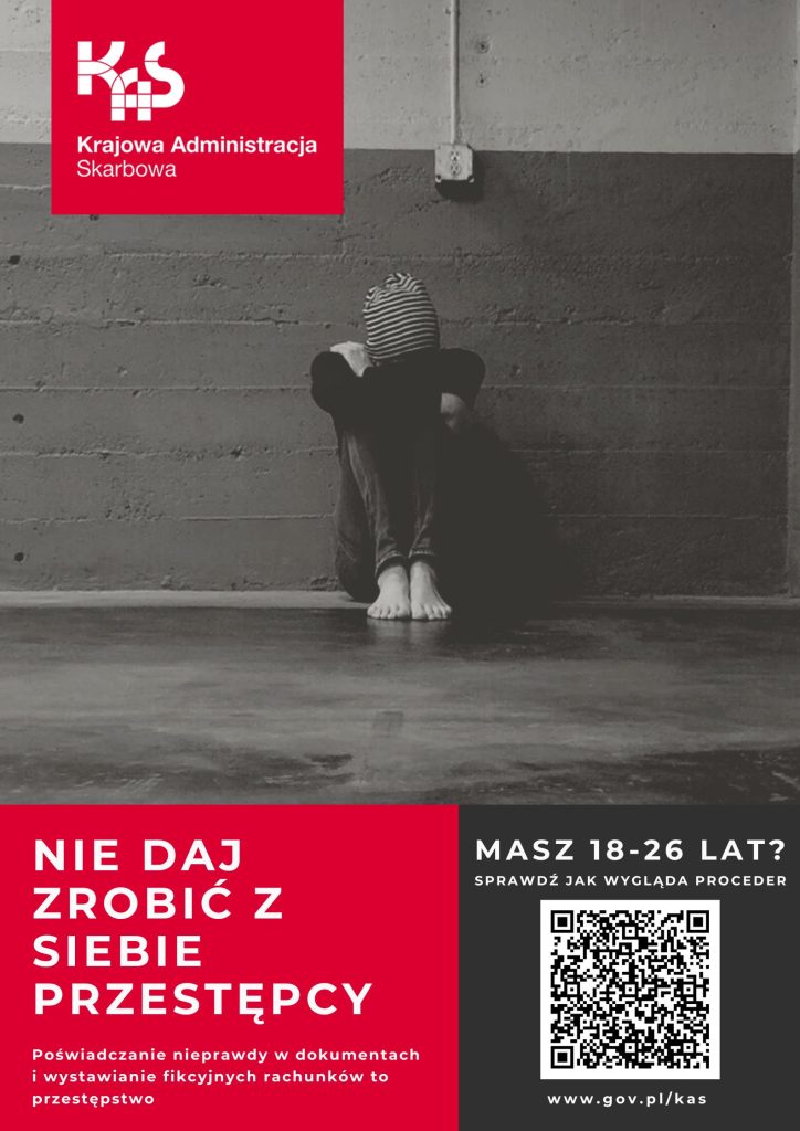 Grafika przedstawia osobę siedzącą przy szarej ścianie-beton w pozycji zgarbionej z kolanami uniesionymi do brody. Na głowie ma czapkę i twarz schowana w kolanach. Jest cała ,,skulona". Osoba jest na boso. W pomieszczeniu panuje półmrok, nie ma żadnych mebli. W lewym górnym rogu grafiki zamieszczone jest logo Krajowej Administracji Skarbowej. W lewym dolnym rogu jest zamieszczony czerwony kafelek z napisem: ,,Nie daj zrobić z siebie przestępcy', obok jest kafelek koloru czarnego a na nim białe napisy: ,,Masz 18 lat-26 lat? Sprawdź jak wygląda proceder, zamieszczony jest kod QR a pod spodem strona www.gov.pl/kas".