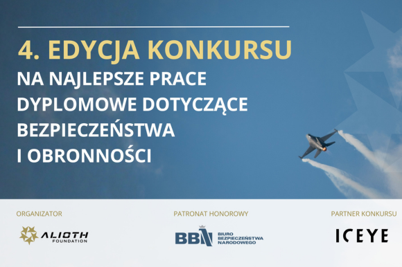 Grafika promująca 4 edycję konkursu na najlepszą pracę dyplomową dotyczącą bezpieczeństwa i obronności. Grafika koloru niebieskiego w tle widać lecący samolot. W dolnej części grafiki znajdują się loga firm: Alioth Fundation, Biuro Bezpieczeństwa Narodowego, ICEYE
