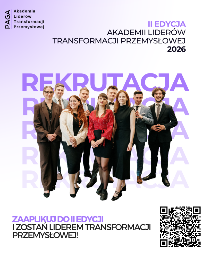 Grafika promująca II edycję Akademii Liderów Transformacji Przemysłowej 2026. Na dole grafiki napis w lewym rogu:,, Zaaplikuj do II edycji i zostań liderem transformacji przemysłowej. Na dole grafiki po prawej stronie jest zamieszczony kod QR. Na środku jest widok grupy młodych ludzi, którzy stoją w grupie i się uśmiechają. Z tyłu widok na napis, który się powiela:,, Rekrutacja".